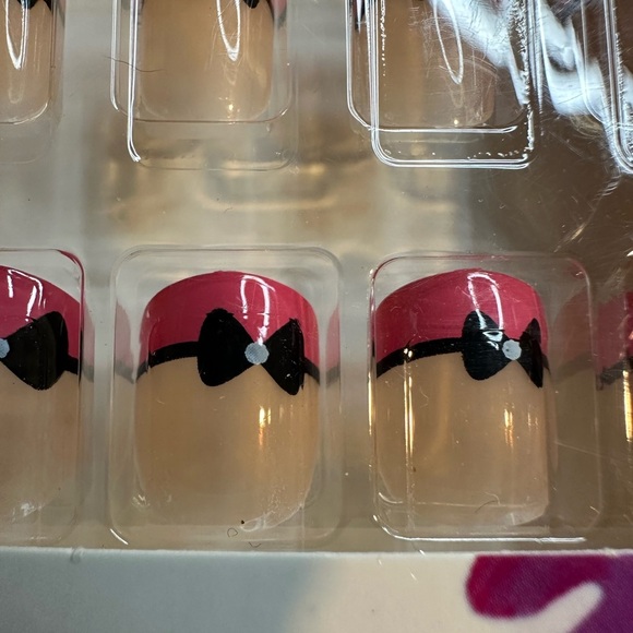 🩷5/$10 Fashion Nails - Pink and Black bows - Picture 4 of 5